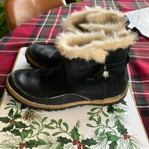 Merrell Black Ankle Boots with Tan Fur Lining